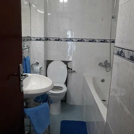 Two Bedrooms Top Center Next To Parking Appartement *